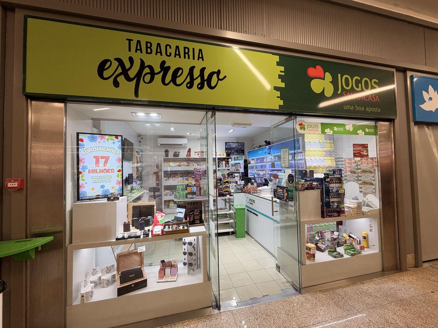 Montra da Tabacaria Expresso na galeria do Pingo Doce de Argivai, com o letreiro dos Jogos Santa Casa